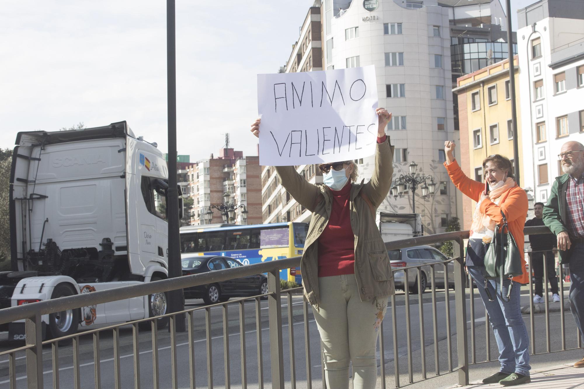 EN IMÁGENES: Los transportistas inundan las calles de Oviedo de camiones para visibilizar su protesta