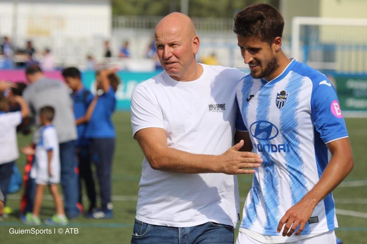 Villapalos se abraza a Ingo tras el último partido