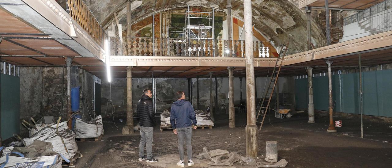 Miquel Trafach a l’interior de l’antic teatre i sala de ball Odeon, juntament amb un altre company.