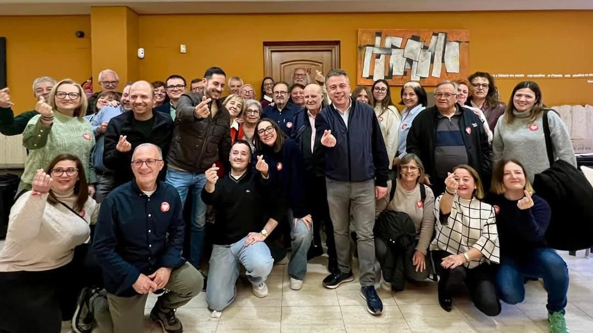 Carlos F. Bielsa, junto a cargos y militantes del PSPV de la Costera-Canal en l'Alcúdia de Crespins.