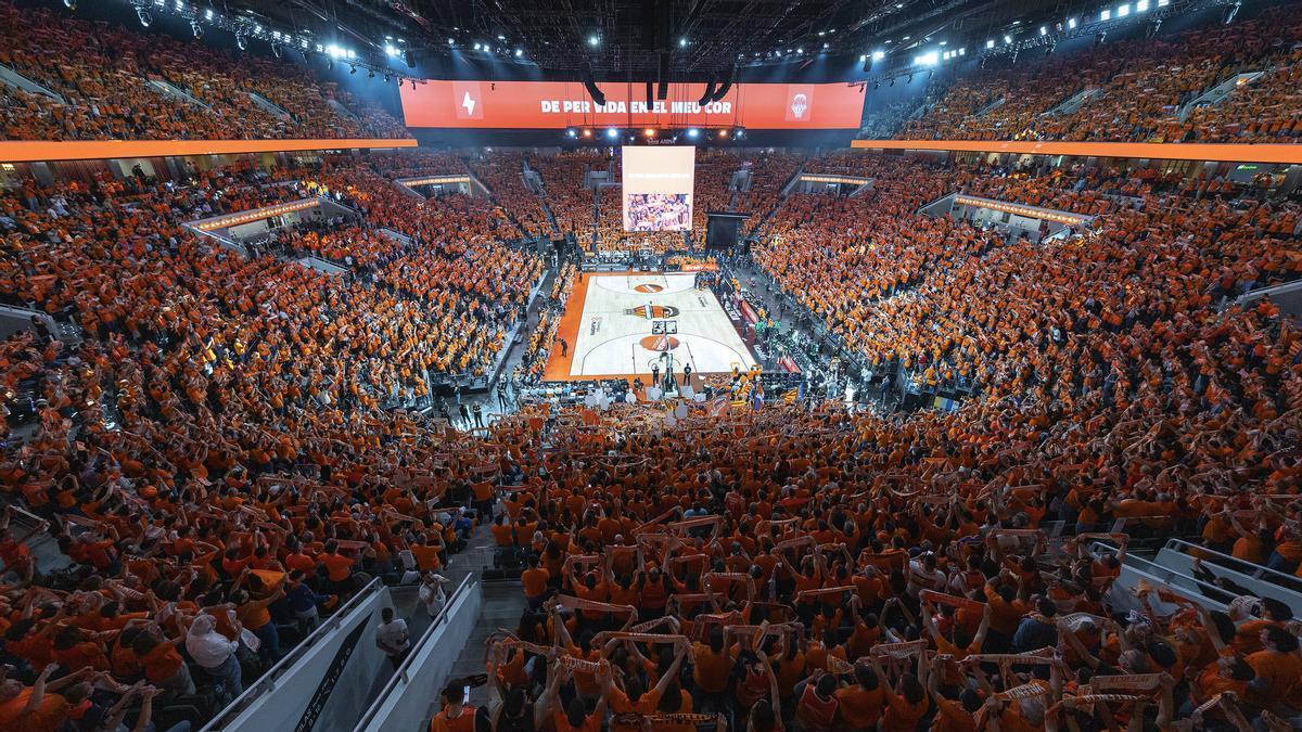 El Roig Arena, teñido de taronja antes del histórico quinto partido del playoff de Euroliga ante el Panathinaikos.