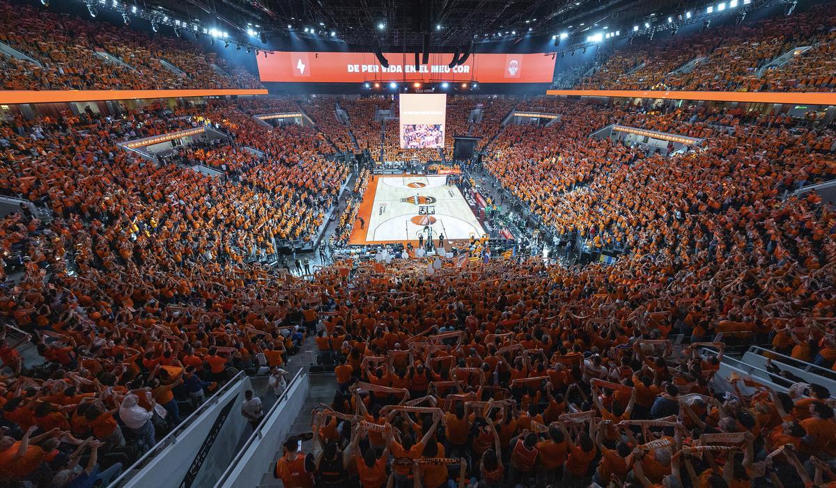 El Roig Arena, teñido de taronja antes del histórico quinto partido del playoff de Euroliga ante el Panathinaikos.
