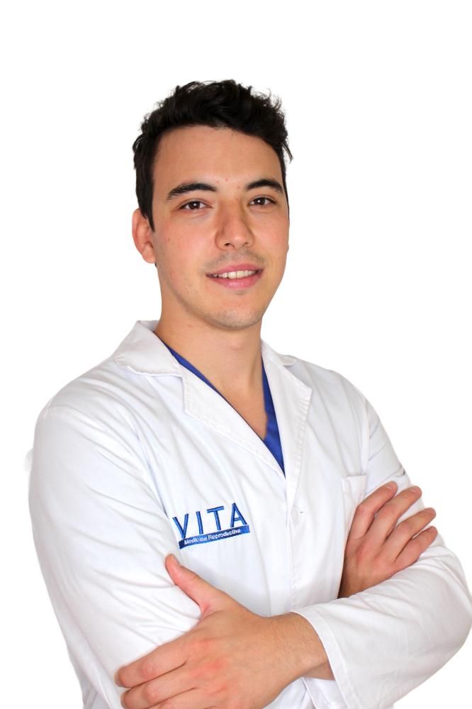 Rafael Sellers es embriólogo en VITA y gracias a su experiencia logran una altísima tasa de éxito.