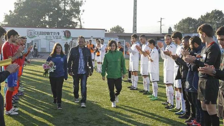 Pasillo de los equipos a Vanessa Sotelo. // Jesús Regal