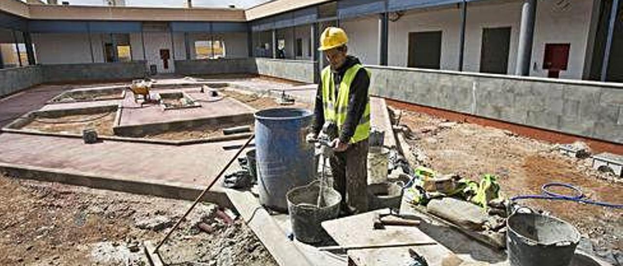 Imagen de archivo de un trabajador de la construcción.