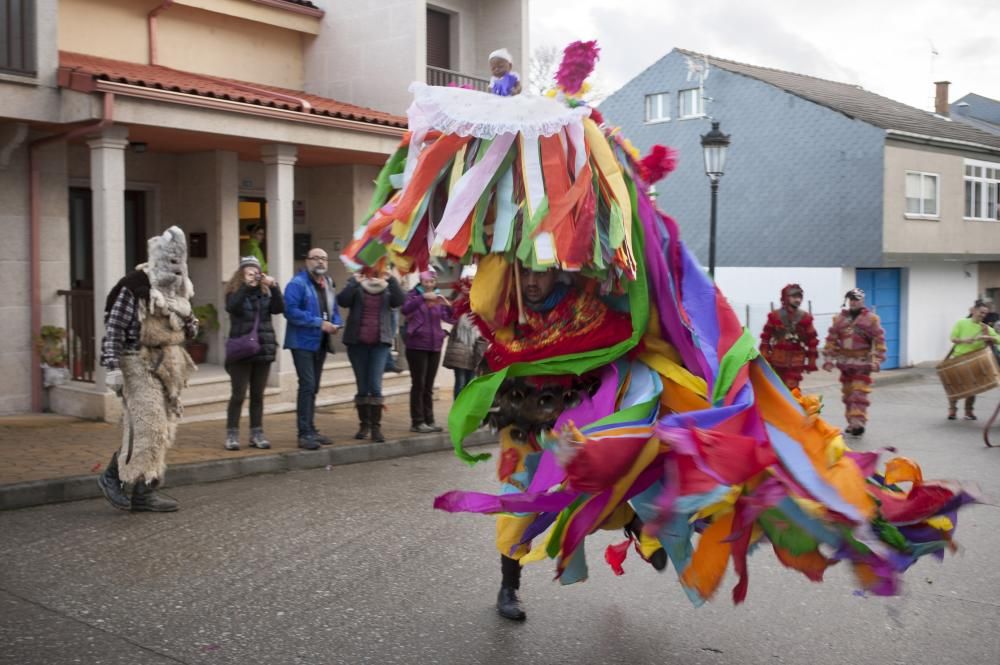 Viana reunió ayer a 39 grupos de carnavales ancestrales y foliones de España y Portugal que hoy repiten "mascarada" en Vilariño