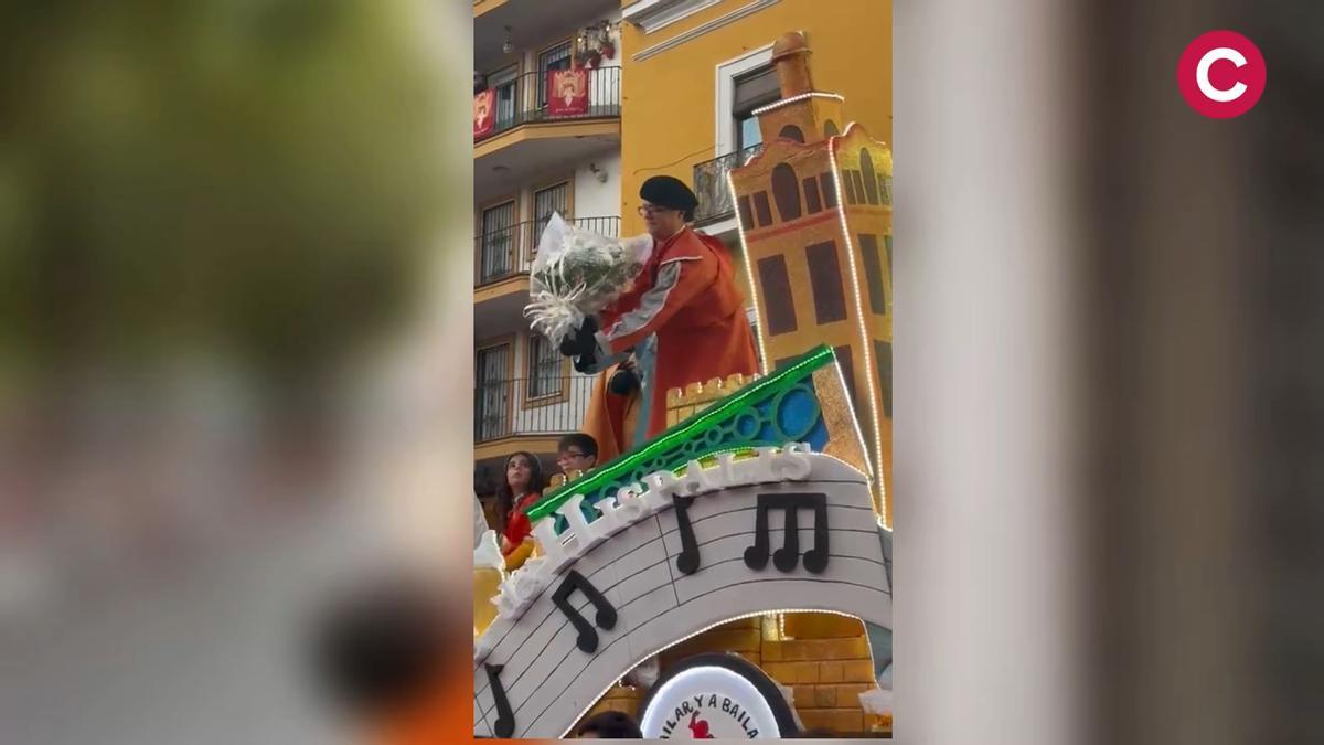 Vídeo | Los Cantores de Hispalis regalan un ramo de flores a la Hermandad de la Macarena