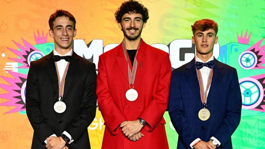 Pedro Acosta, ‘Pecco’ Bagnaia y Jaume Masiá, en la gala de la FIM con sus medallas. | MOTOGP