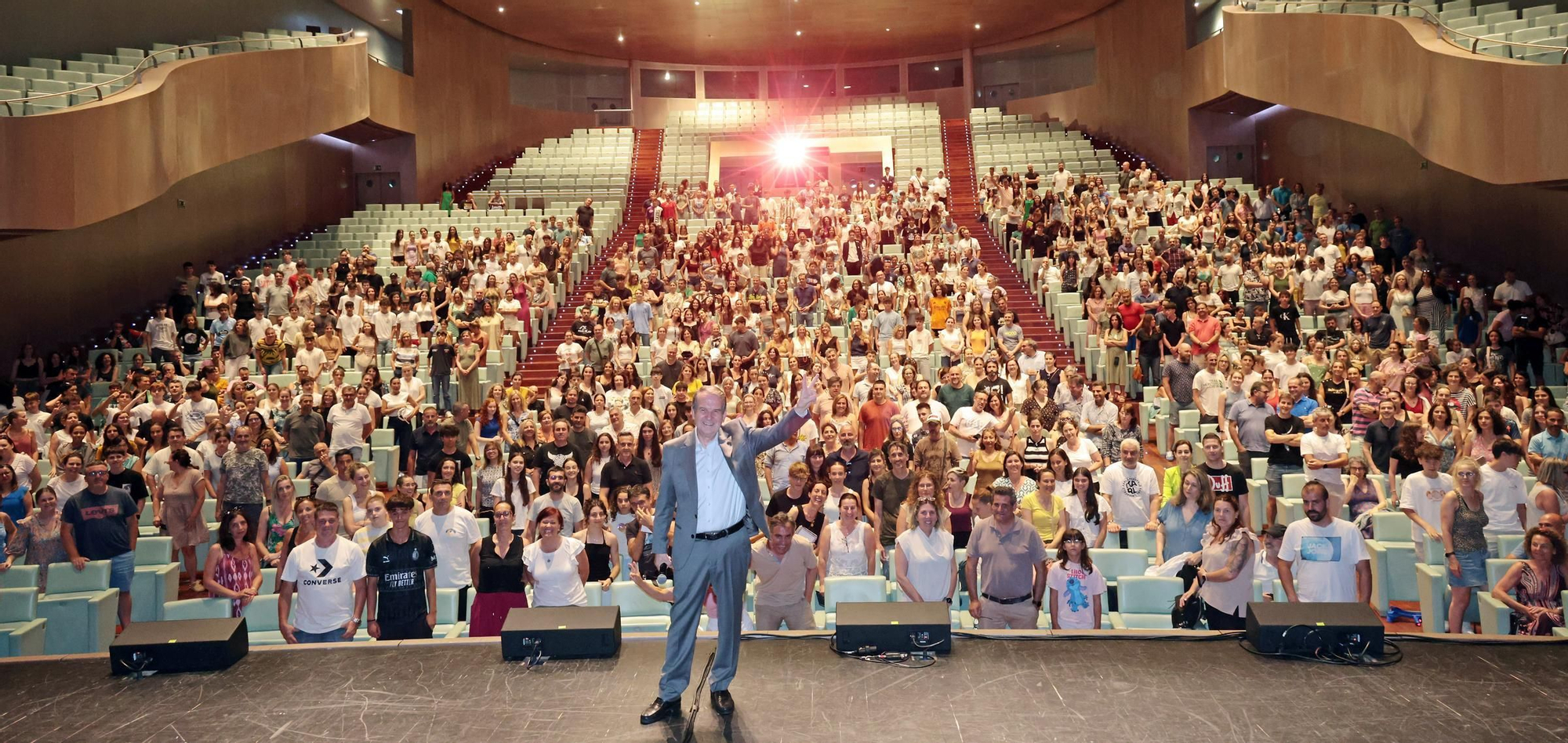 El alcalde Abel Caballero antes estudiantes y sus familias por la beca "Vigo en inglés" en el Auditorio Mar de Vigo