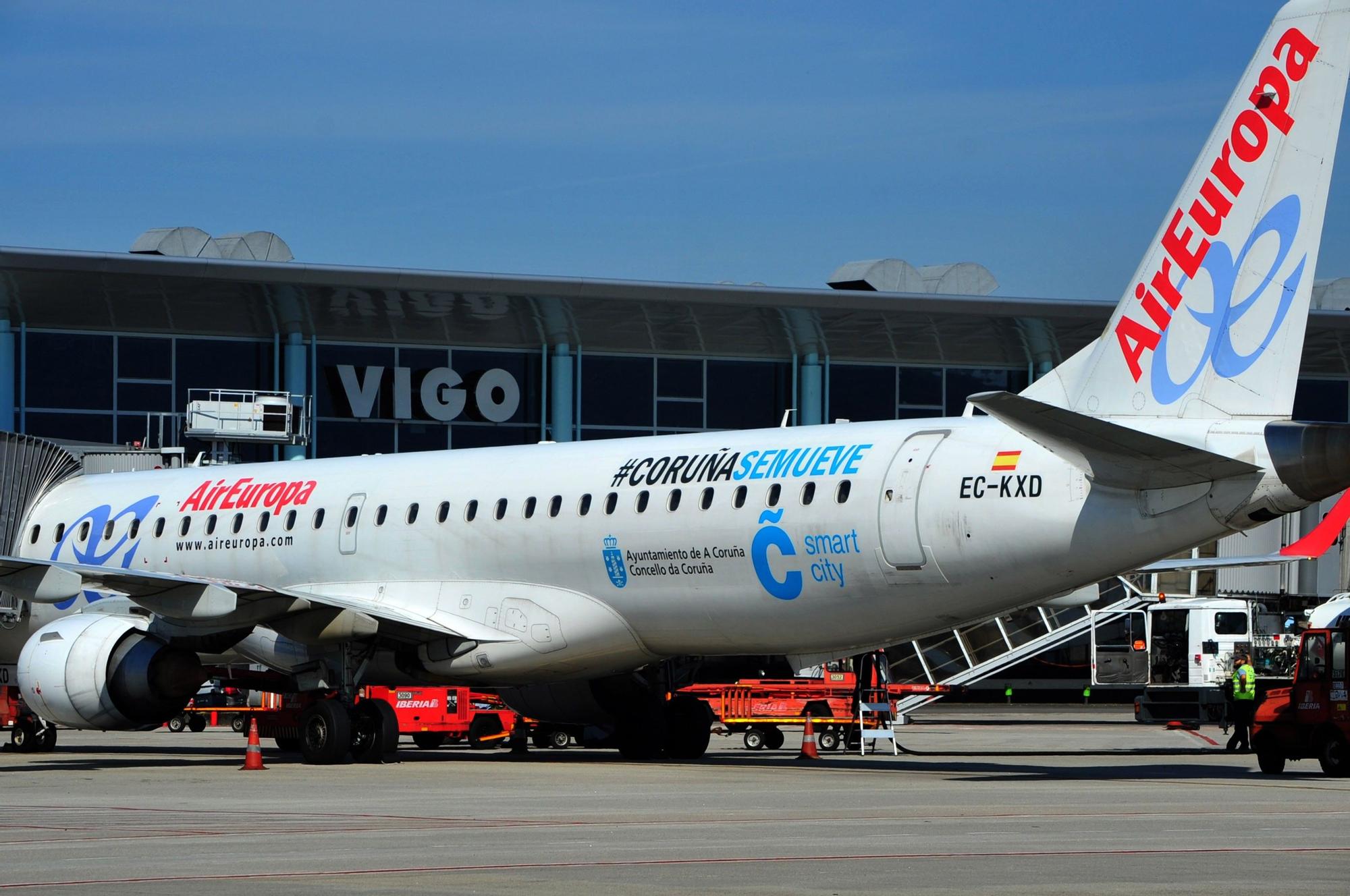 Un avión de Air Europa en Peinador con la promoción de turismo del Concello de A Coruña.