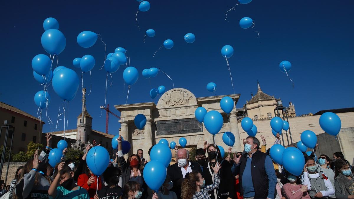 La Puerta del Puente ha sido el escenario de un acto simbólico de suelta de globos azules para visibilizar la diabetes.