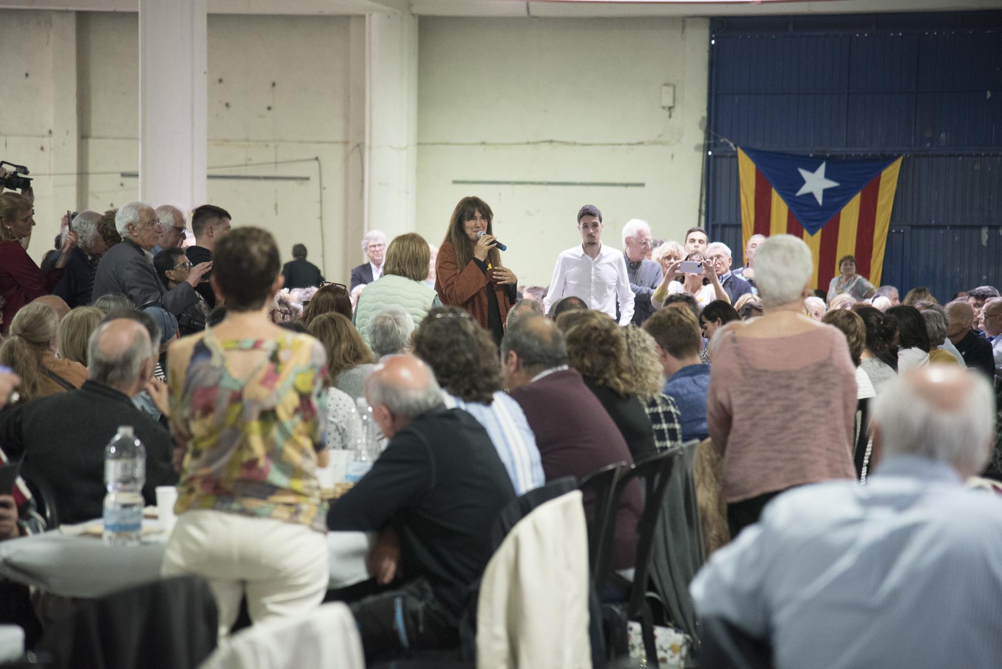 Laura Borràs es estimada en un acte amb els seus afins a Manresa