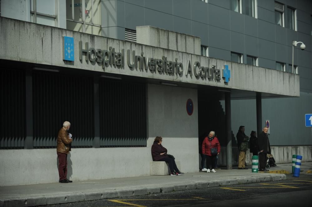 Once profesionales del Hospital de A Coruña, donde está ingresado, están aislados preventivamente en sus domicilios por haber mantenido contacto con el paciente.