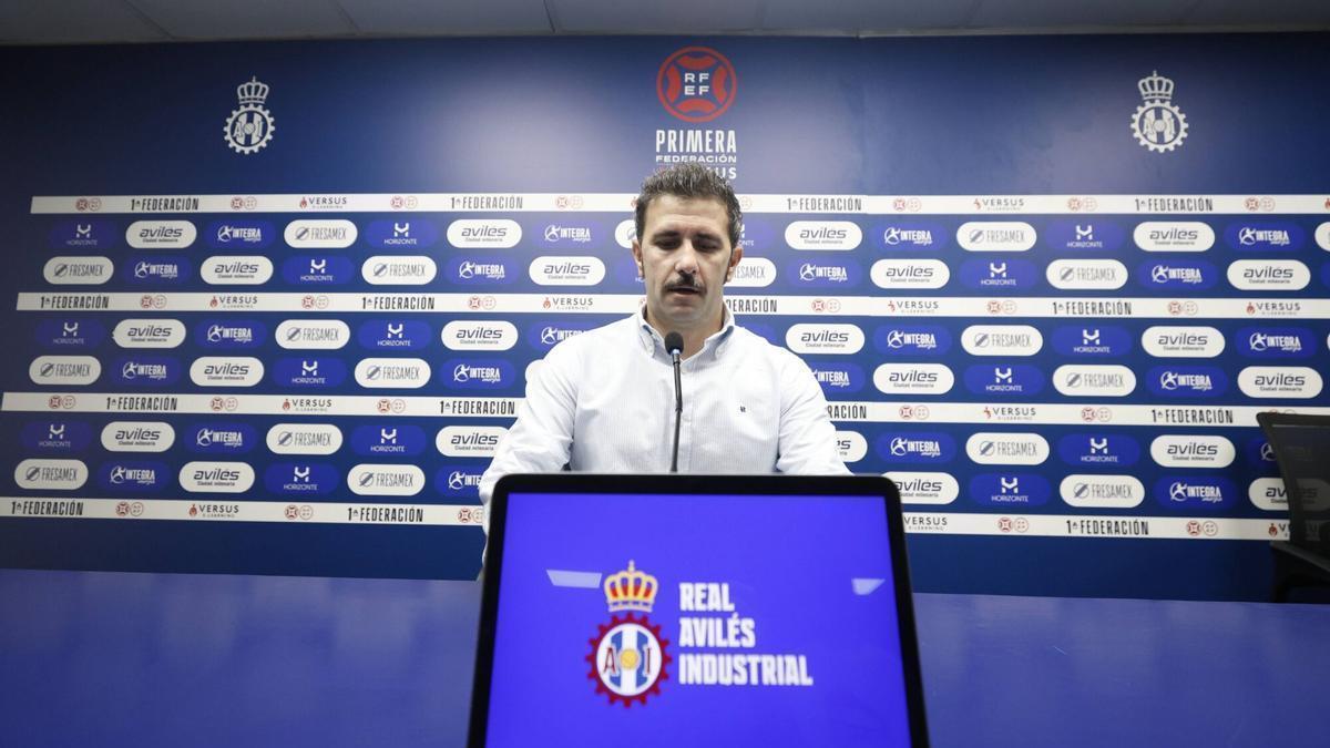 Diego Baeza, presidente del Avilés, en una reciente rueda de prensa en el Suárez Puerta.