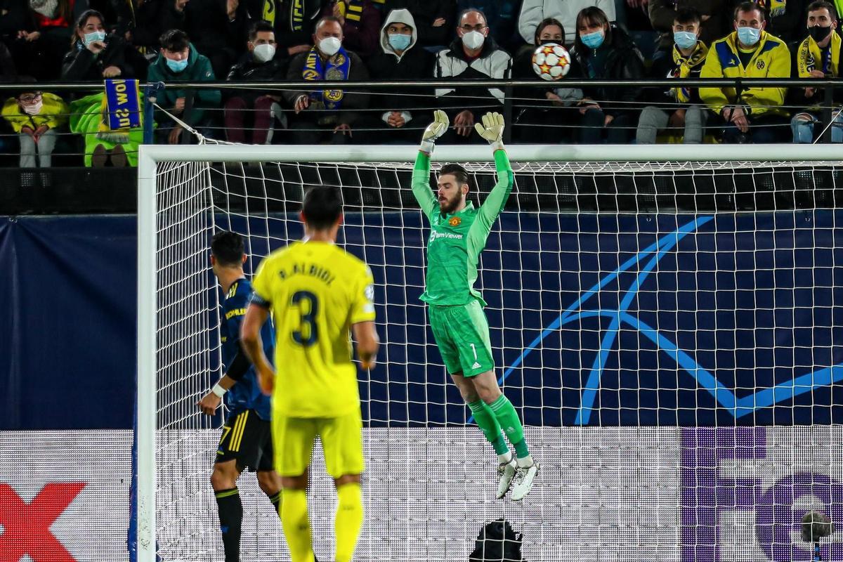 De Egea deja salir el balón en una jugada del partido.