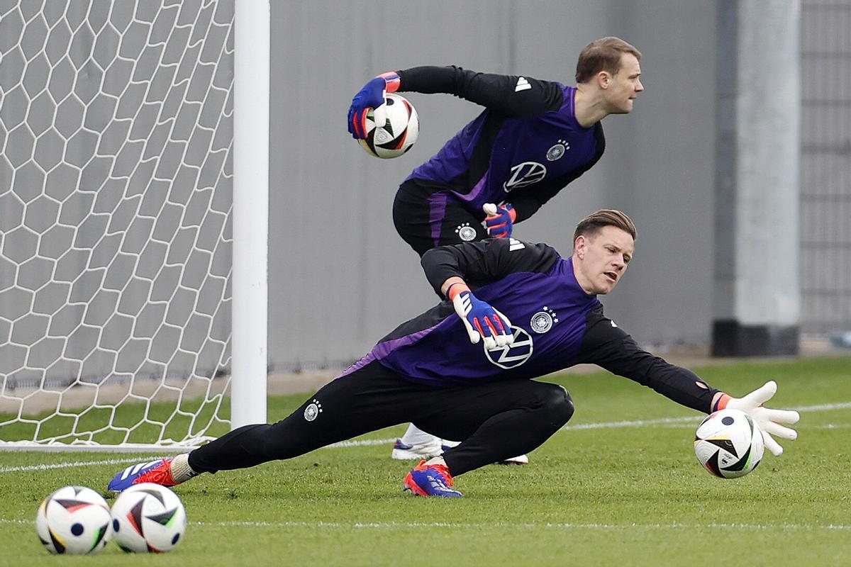 Manuel Neuer y Marc-André ter Stegen, durante un entrenamiento de la selección de Alemania