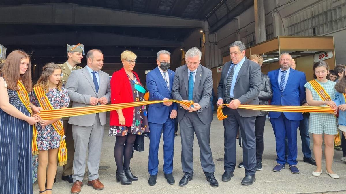 El consejero Olona, en el centro, en la inauguración de la Feria de Épila, Valga.