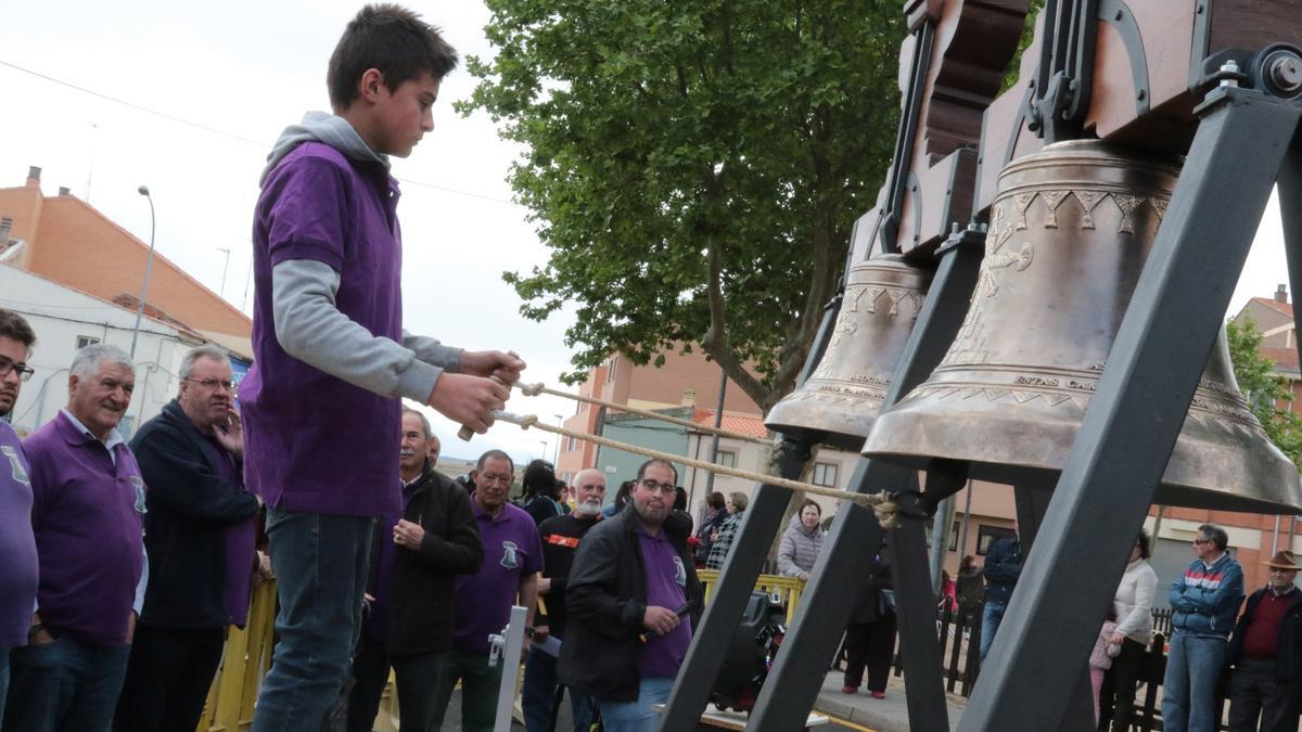 Un joven tocando manualmente las campanas en Zamora