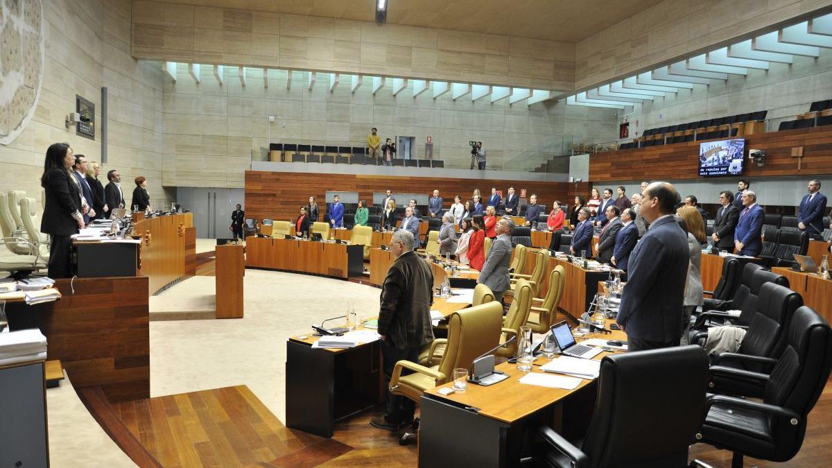 Momento del minuto de silencio en el hemiciclo de la Asamblea de Extremadura.