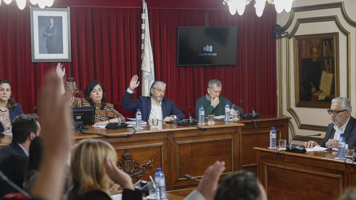 Pleno extraordinario en Lugo, este viernes, en el que María Reigosa se sentó a la derecha de Elena Candia para aprobar el nuevo organigrama municipal.