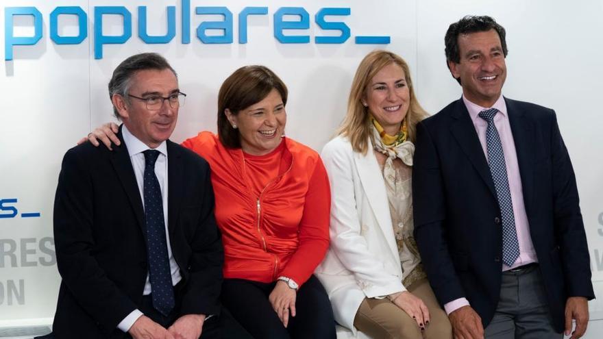 Isabel Bonig, junto a los responsables del PP de Aragón, Navarra y Baleares.