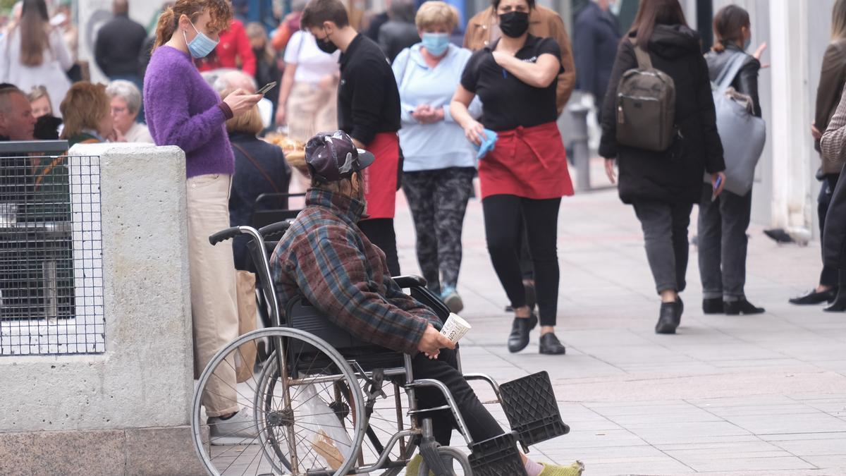 Una persona sin hogar en el centro de Alicante.