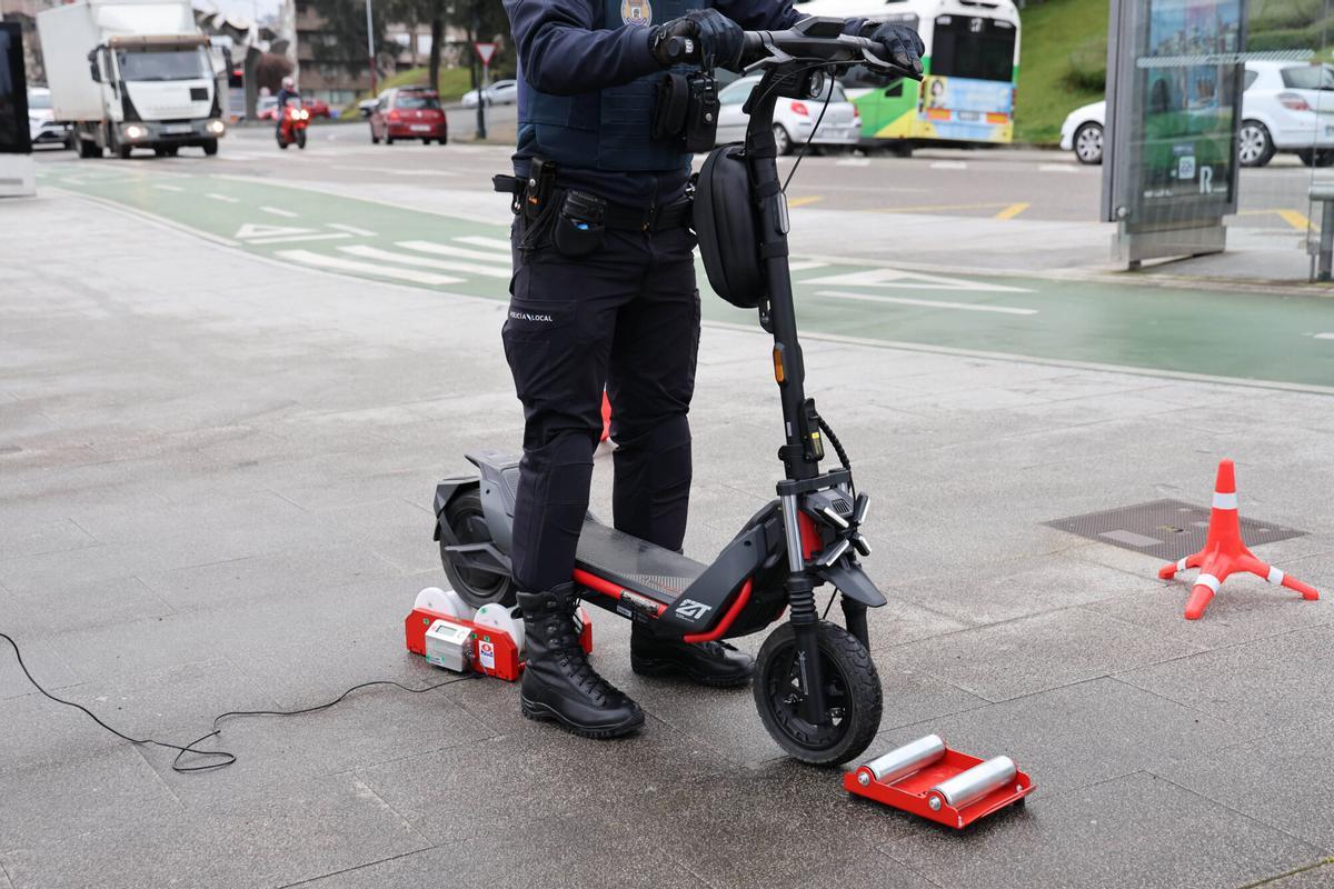 Un Policía Local controla que los patinetes en circulación cumplan con las normas, comprobando la velocidad máxima que alcanzan.