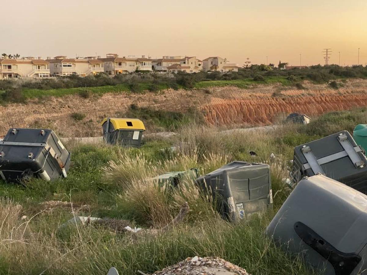 Así está una parcela municipal en Orihuela Costa de acopio de materiales