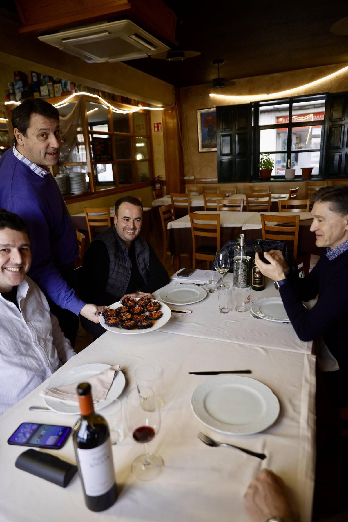 Gijón se relame con los oricios (gallegos) a espera de la campaña regional (en imágenes)