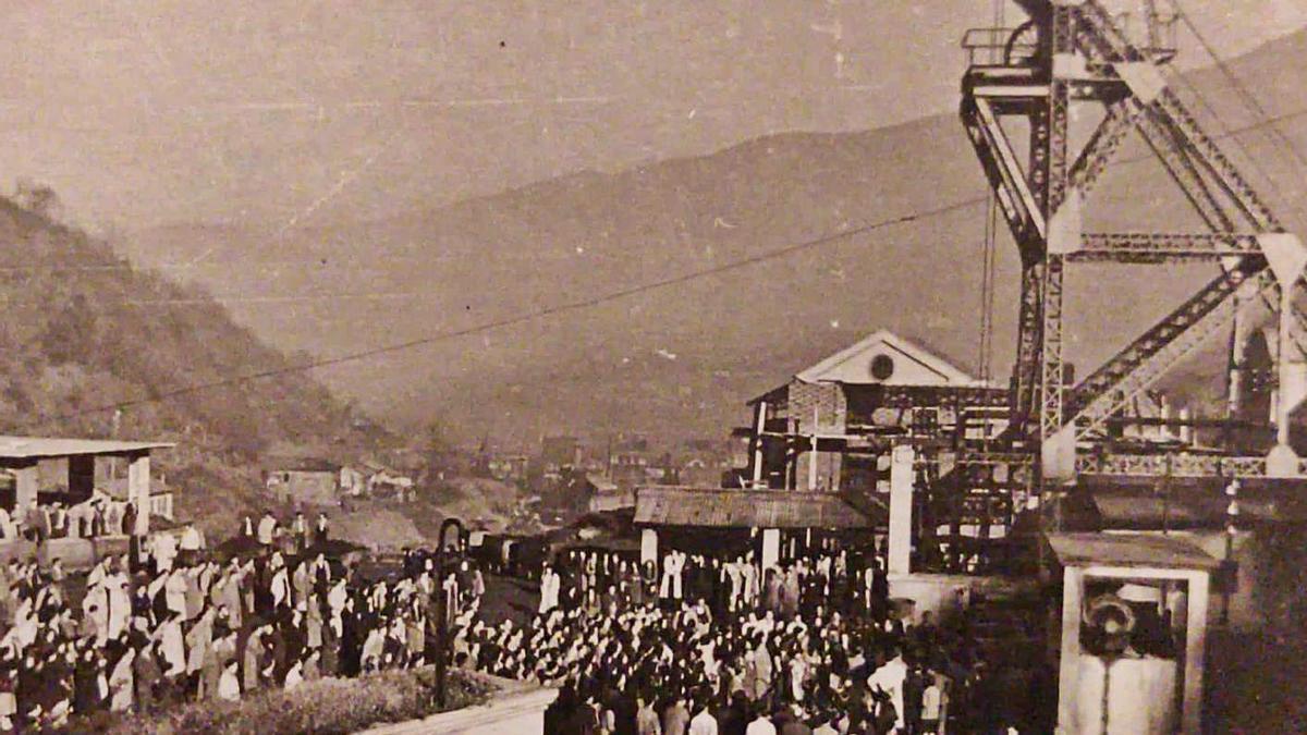 La  plaza de Minas Llamas, atestada de gente apoyando a los encerrados en 1967. En el círculo, el pozo ahora. | Reproducción cedida por Adrián Vega y Lito García