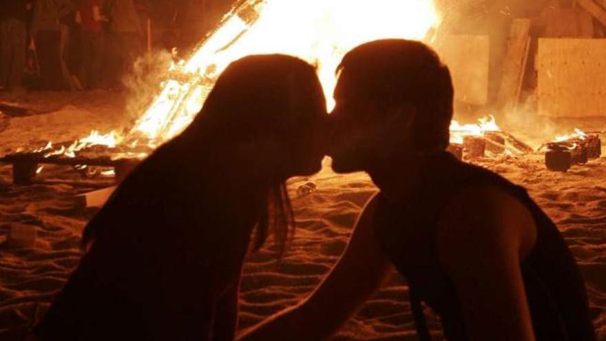 Una pareja de adolescentes se besa junto a una hoguera. / fran martínez