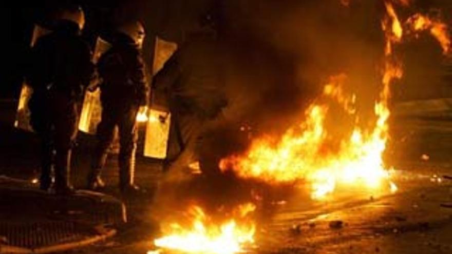 Atenas vive una nueva noche de violentos choques entre jóvenes y policías