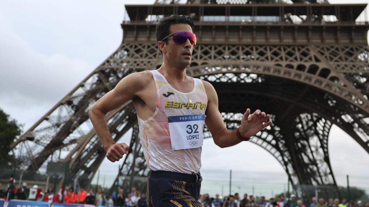 El atleta español Miguel Ángel López en el maratón mixto de marcha de los Juegos Olímpicos de París 2024