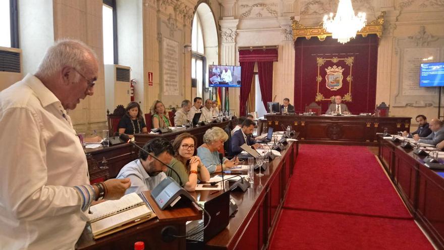 Antonio Fuentes, de Civilis, durante su intervención en el pleno sobre los suelos de Repsol.