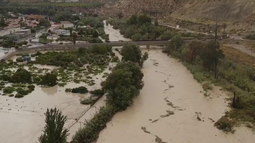 El río Segura se desborda a su paso por Archena y desaparece el paseo (I)