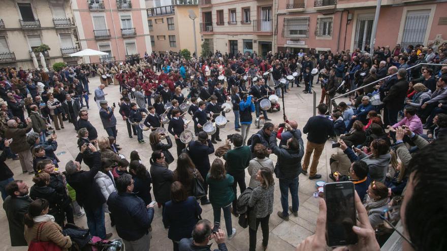 Tamborrada en la plaza de la Basílica de Santa María