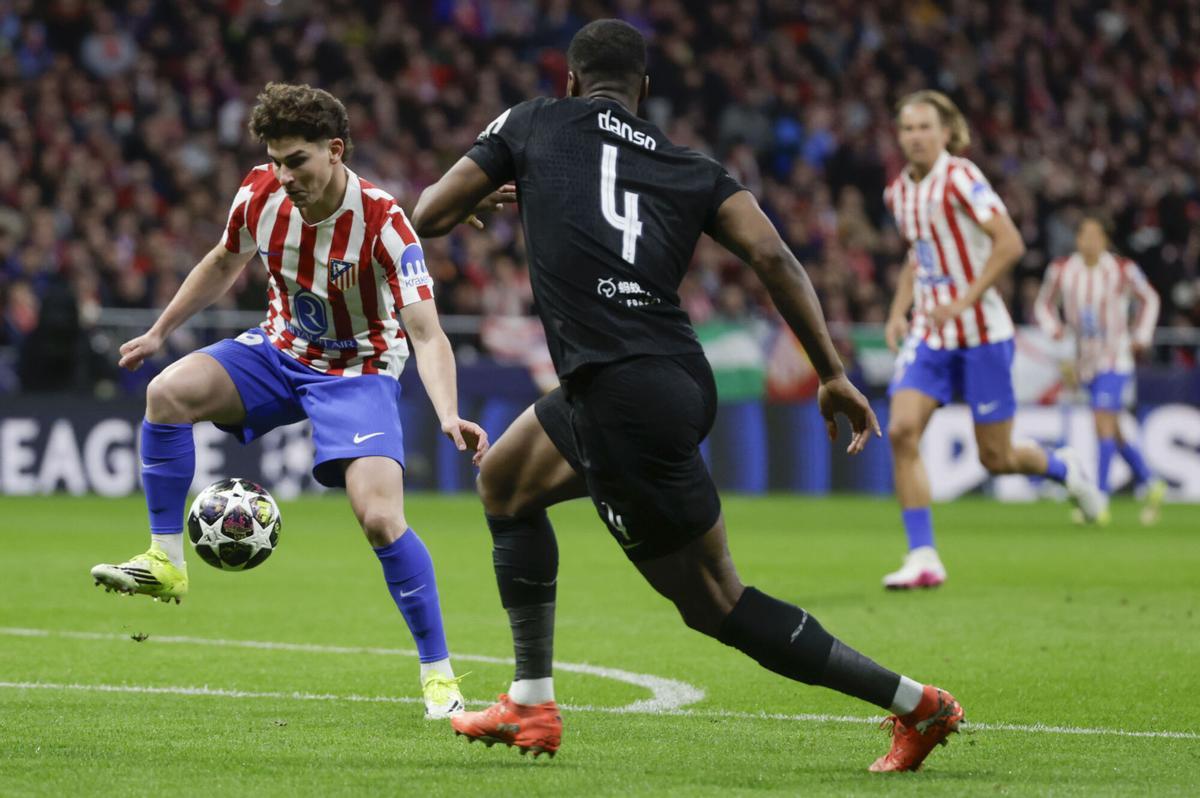 El delantero del Atlético de Madrid, Julián Álvarez, controla el balón ante el defensa austriaco del Tottenham, Kevin Danso