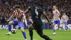 El delantero del Atlético de Madrid, Julián Álvarez, controla el balón ante el defensa austriaco del Tottenham, Kevin Danso