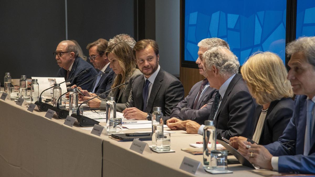 Carlos Gallardo, presidente y consejero delegado de Almirall, rodeado de miembros del consejo de administración