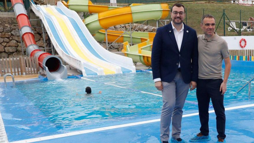 Adrián Barbón e Iván Fernández, frente a una de las piscinas. | MARA VILLAMUZA