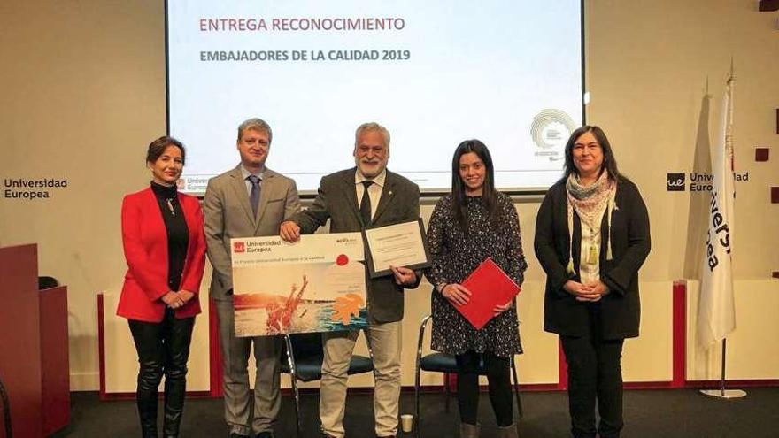 Momento en que Fernando Cobo recibe el premio Universidad Europea a la Calidad. // FDV