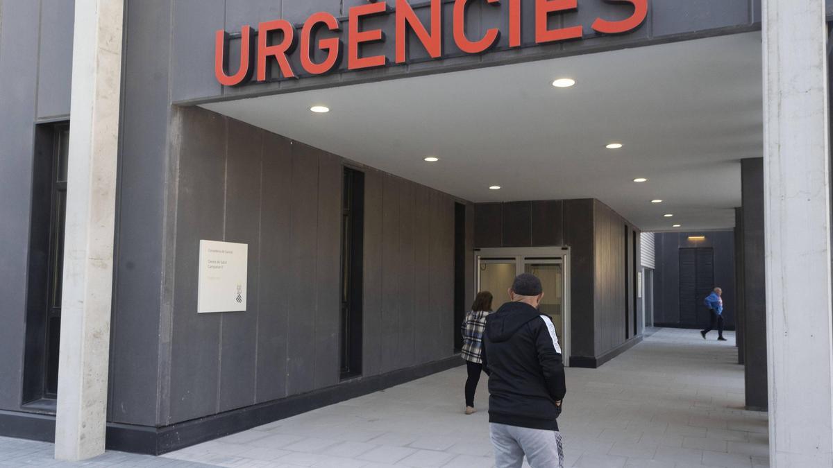 Varios pacientes entrando en las Urgencias del centro de salud de Campanar.