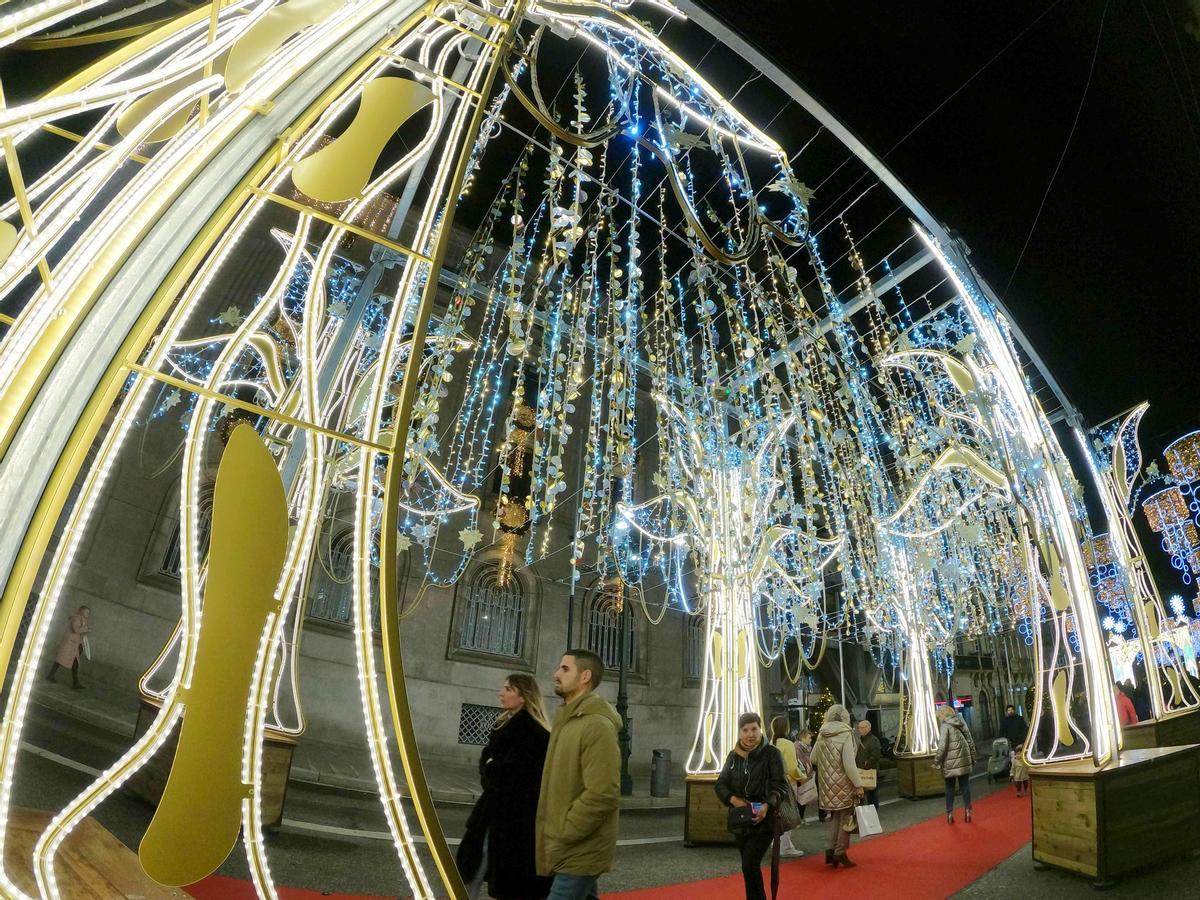 El bosque gigante de Navidad se ubica en la calle Policarpo Sanz.