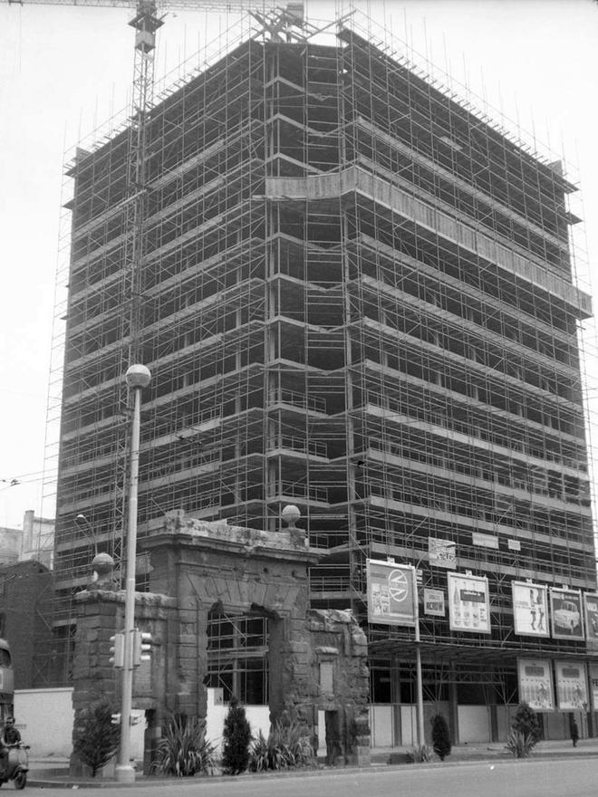 Construcción del inmueble junto a la Puerta del Carmen, 1966