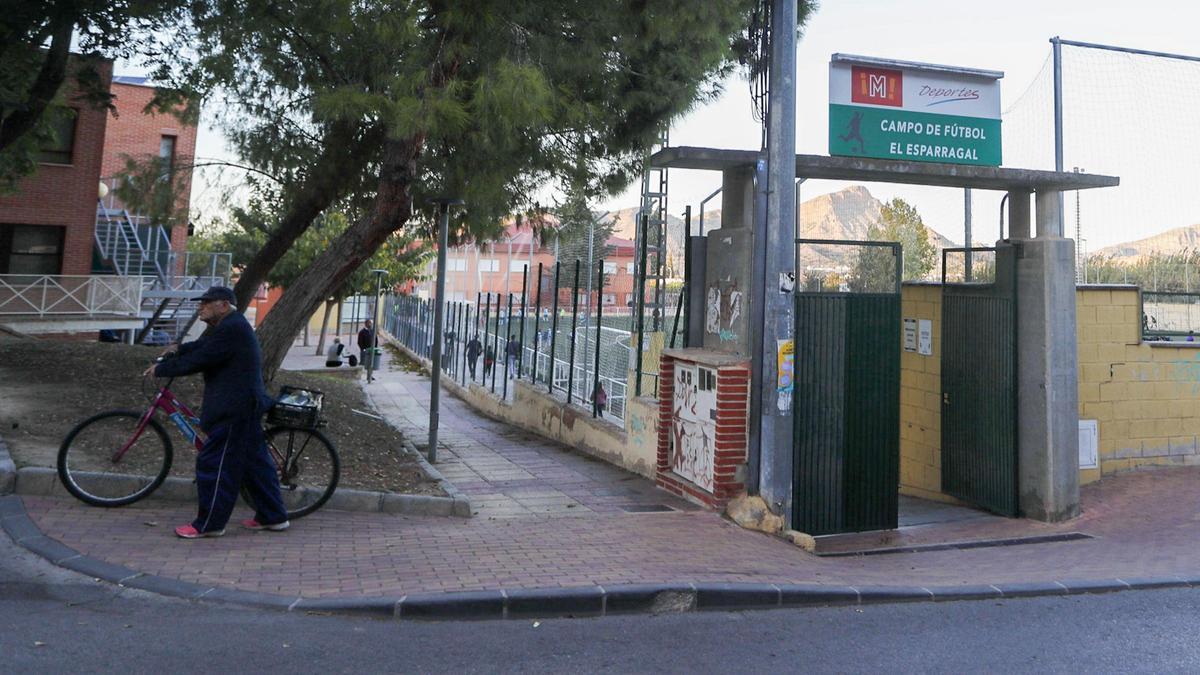 Entrada a la cantina del campo de fútbol de El Esparragal, que permanece cerrada.