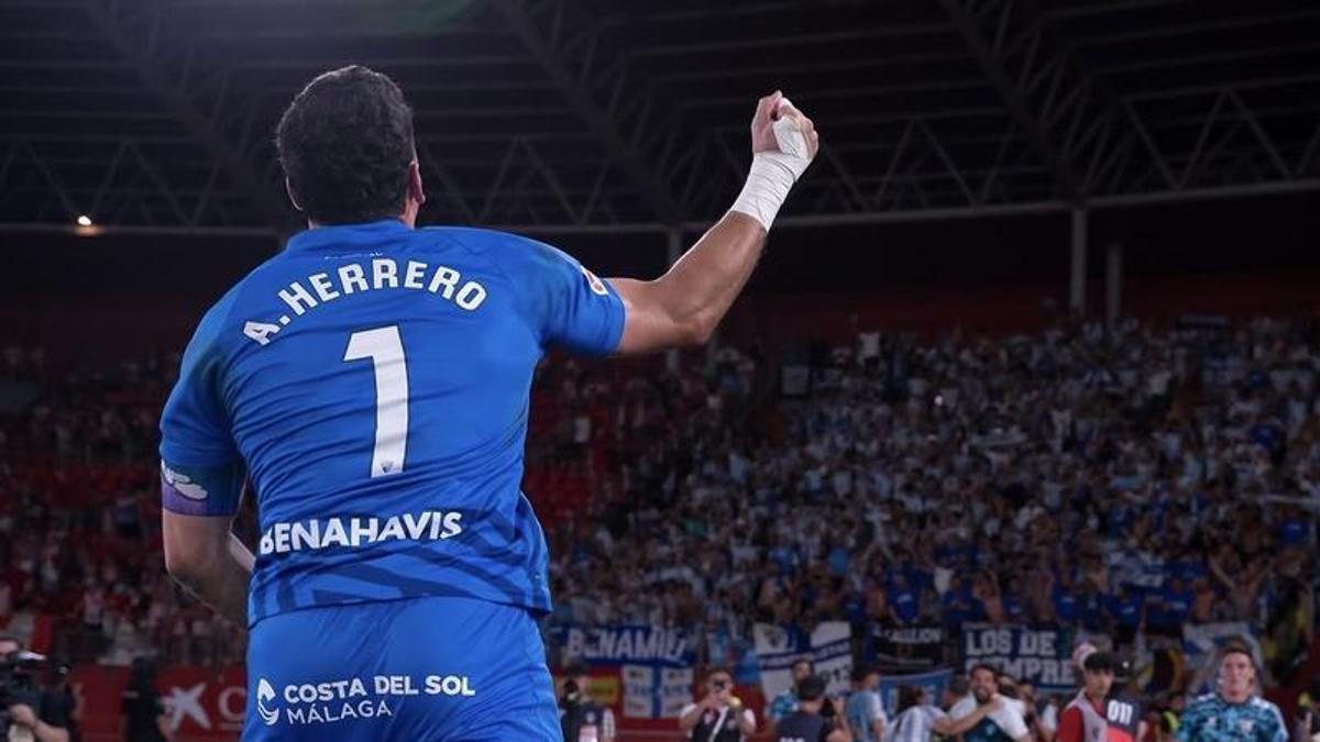 Alfonso Herrero celebrando el ascenso en el UD Almería Stadium.
