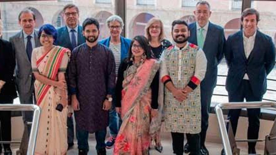 Maleeha Hafiz, Shanaj Parvin, Abdullah Al Saki y S. M. Bayjid posan en el rectorado con miembros de la Cátedra Inditex de Lengua y Cultura Españolas. | UDC