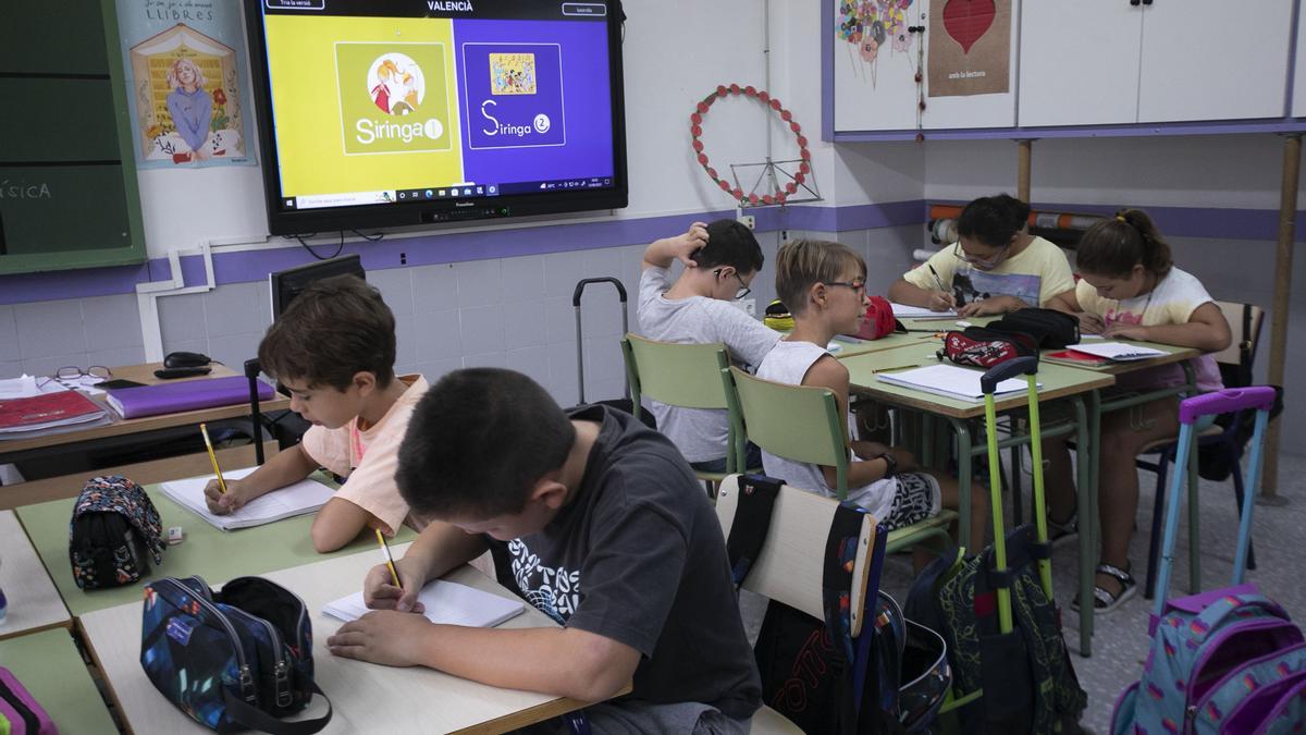 Valencia. Inicio del curso escolar, CEIP El Grau. Alumnos en clase. Archivo