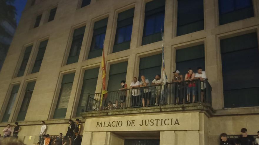 El palacio judicial de Ourense, utilizado como grada del rally por espectadores que escalaron la fachada