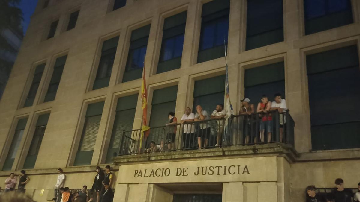 Un grupo de personas encamaradas a la fachada del juzgado.